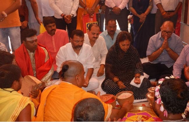 झारखंड : देवघर में पूजा करने के बाद राजस्‍थान की CM वसुंधरा पहुंचीं हजारीबाग