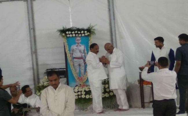 दिवंगत IPS प्रवीण सिंह के श्राद्धकर्म में पहुंचे सीएम रघुवर और राज्यपाल द्रौपदी मूर्मू