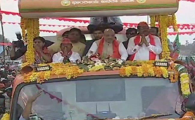 अमित शाह का राहुल पर पलटवार, कहा-गांधी परिवार की चार पीढ़ियों का योगदान जानना चाहता है देश