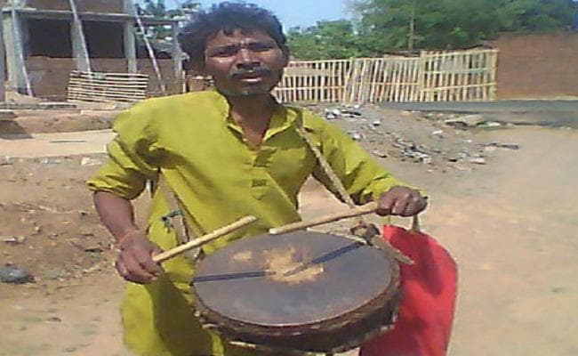 गांव-गांव ढोल बजा बेटे के इलाज के पैसे के लिए भीख मांग रहा महादलित पिता, पढ़ें... क्या है मामला
