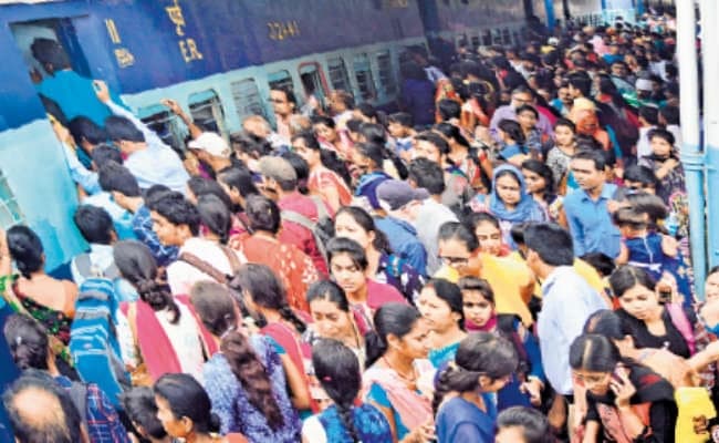 परीक्षा देकर निकले छात्रों ने ट्रेन की बोगियों पर जमाया कब्जा, यात्रियों के साथ नोंकझोक