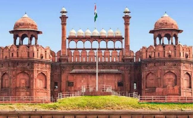 लालकिला विवाद : कांग्रेस ने कहा - मोदी कारपोरेट दोस्‍तों को सौंप रहे धरोहर, मंत्रालय ने कहा - MoU सिर्फ रखरखाव के लिए