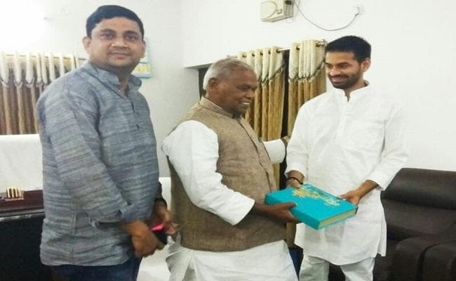 तेज प्रताप ने पूर्व सीएम मांझी को दिया शादी का कार्ड