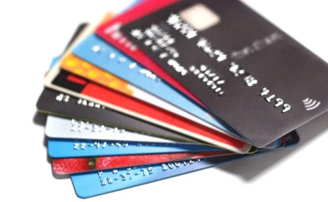 अगर ऐसा हुआ तो डेबिट कार्ड, एटीएम, चेक बुक इस्‍तेमाल करना हो जायेगा महंगा...!