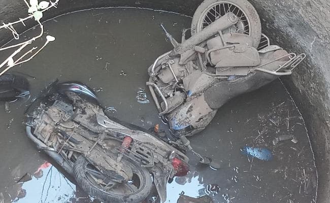 PICS : जब दो मोटरसाइकिल पर सवार छह लोग एक साथ कुआं में गिर गये