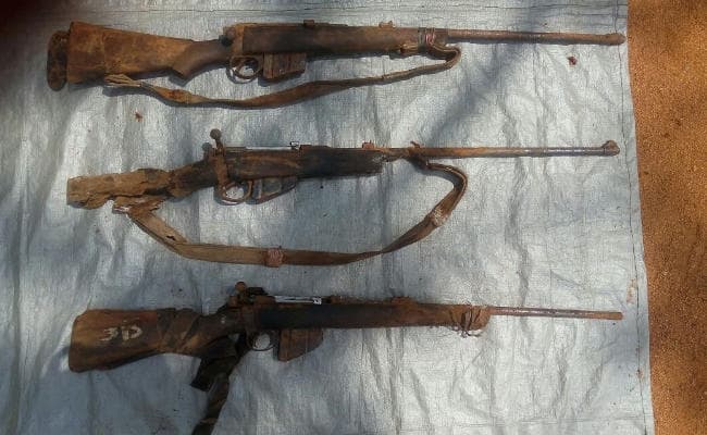 झारखंड : नक्सलियों के बंकर ध्वस्त, भारी मात्रा में हथियार और विस्फोटक बरामद