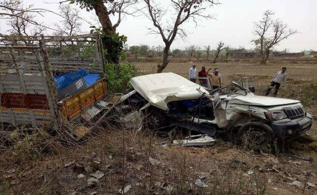 लातेहार : सड़क के किनारे आराम कर रहे दो शख्स को गाड़ी ने कुचला