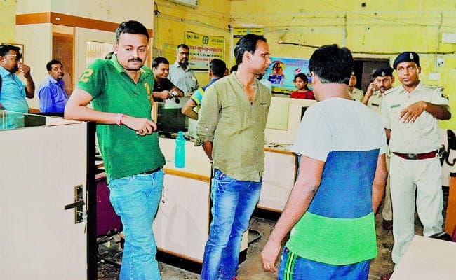 पूर्णिया : यूको बैंक के 35 लॉकर तोड़ चोरों ने उड़ाये करोड़ों के सामान, पटना से बुलायी गयी एफएसएल की टीम