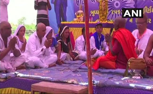 ऊना दलित उत्पीड़न मामले के पीड़ितों सहित 450 दलितों ने बौद्ध धर्म स्वीकार किया