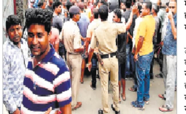 लोगों का फूटा गुस्सा, पुलिस पर हमला, गाड़ी में की तोड़फोड़