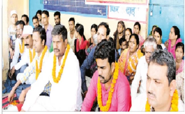 स्कूल विलय के खिलाफ बागबेड़ा में धरना-प्रदर्शन