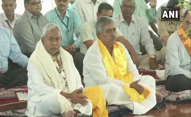 बुद्ध पूर्णिमा पर पटना स्थित बुद्धा पार्क पहुंचे सीएम नीतीश, महाबोधि वृक्ष की पूजा के साथ लगाया ध्यान