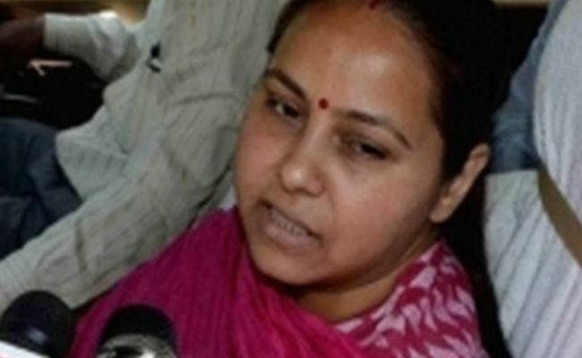 CM नीतीश को लालू की बड़ी बेटी मीसा ने दिया तेज प्रताप की शादी का कार्ड, 12 मई को विवाह