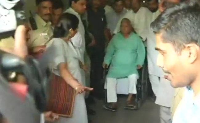 Video : AIIMS से चले तो स्टेशन पर पुलिसवालों से भिड़ गये लालू प्रसाद यादव