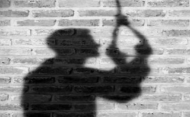 कर्ज में डूबे मजदूर ने फंदे पर लटककर दे दी जान, सुसाइड नोट में लिखा- बीबी दूसरों के घर में...