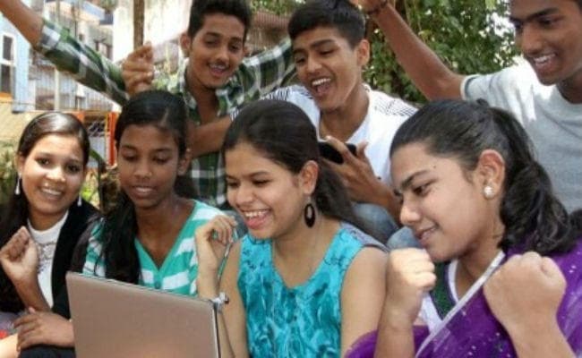 उच्च शिक्षा में एडमिशन लेने में लड़कों से आगे  लड़कियां, सात में से पांच पाठ्यक्रमों में पुरुषों को पछाड़ा