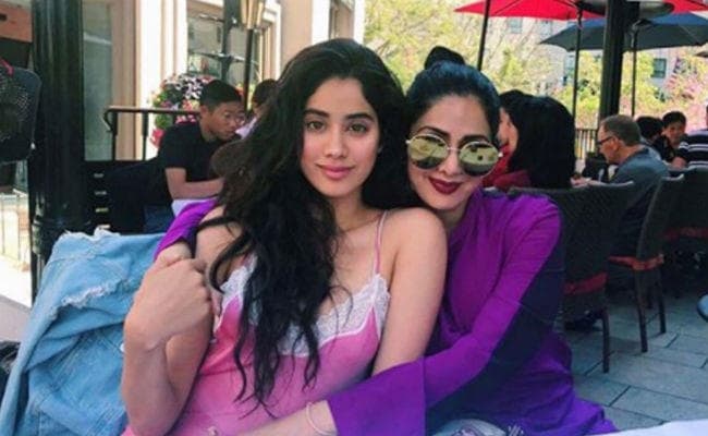 VIRAL VIDEO : बेटी जाह्नवी की नकल उतार रहीं श्रीदेवी, देखें