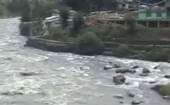 नालियों का पानी घरों में घुसा  गलियाें में बह आये कूड़े के ढेर