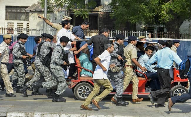 AIIMS से डिस्चार्ज होने के बाद गुस्से से तमतमाए लालू यादव, पुलिस वाले पर ऐसे उतारी भड़ास