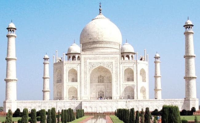 ताजमहल के बदरंग होने से सुप्रीम कोर्ट चिंतित, केंद्र से कहा-मूल रूप बहाल करने के लिए उठाये कदम