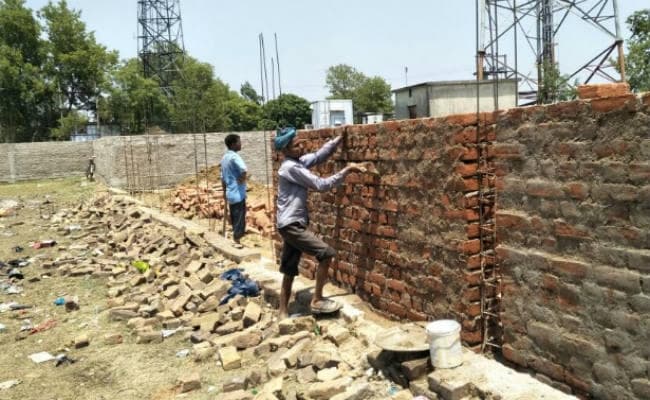 मजदूर दिवस के बारे में नहीं जानते मजदूर, बड़कागांव में आज के दिन भी करते रहे मजदूरी