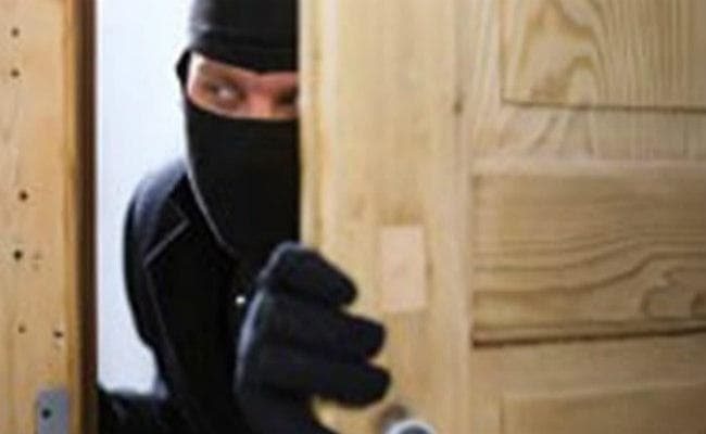 बिहार : हसपुरा में दिनदहाड़े लुटेरों ने ज्‍वेलरी शॉप से लूटे 10 लाख के सामान, फायरिंग करते हुए भागे