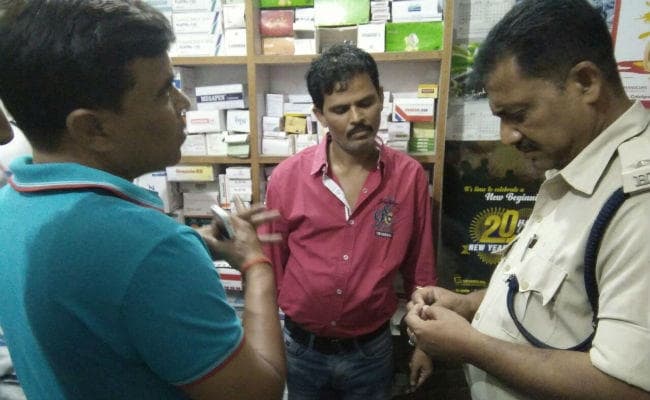 बिहार : सीतामढ़ी में दवा की दो दुकानों पर बाईक सवार अपराधियों ने की फायरिंग, बाल-बाल बचे दुकानदार