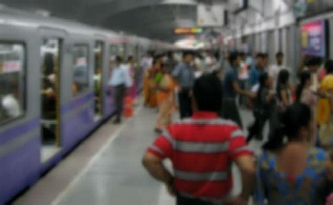 कोलकाता : मेट्रो स्टेशन पर ‘नैतिक पुलिसिंग'' को लेकर विरोध प्रदर्शन, जानिए क्‍या है मामला