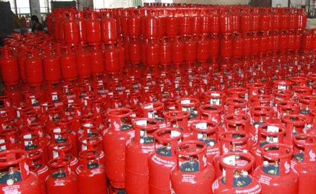 अब सस्ता मिलेगा रसोर्इ गैस सिलेंडर, तेल कंपनियों ने कीमत में की कटौती