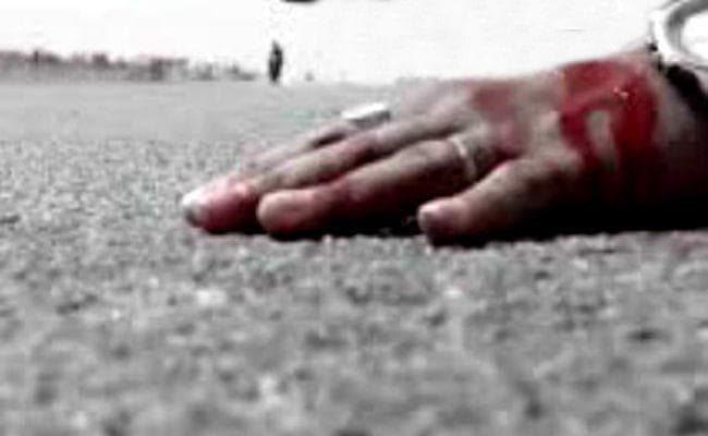 बस ने सड़क पार कर रहे आठ लोगों को कुचला, छह की मौत