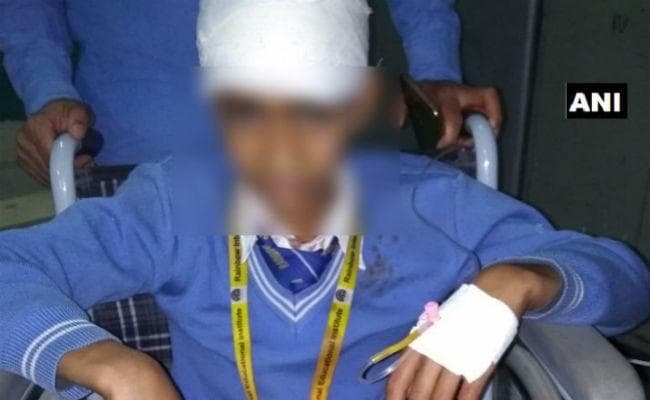 जम्मू-कश्मीर : अलगाववादियों के बंद के दौरान शोपियां में स्कूली बस पर पत्थरबाजों का हमला, एक बच्चा घायल