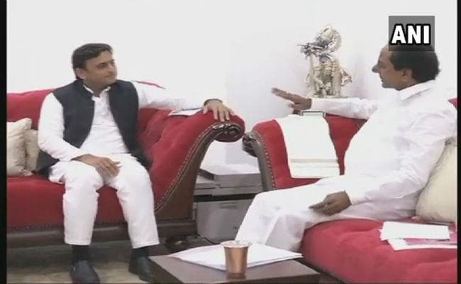 के. चंद्रशेखर से मिले अखिलेश यादव, तीसरा मोरचा बनाने पर हुई बातचीत