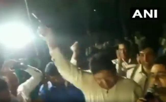 विदाई समारोह में हवाई फायरिंग करते कैमरे में कैद हुए कटिहार के SP पर गिरी गाज, तबादले पर रोक