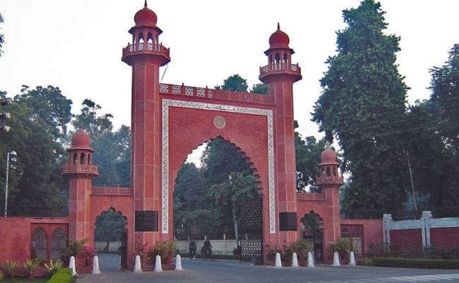 सफार्इ के नाम पर AMU से ''हटी'' जिन्ना की तस्वीर, प्रदर्शनकारियों पर लाठीचार्ज, इधर स्वामी प्रसाद मौर्य ने दी सफाई