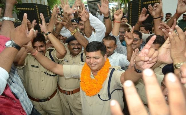 सपना चौधरी के गाने ””तेरी अक्खा का यो काजल…”” पर बिहार के इस IPS ने लगाये ठुमके, फिर…