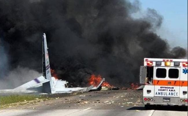 USA : हाइवे पर गिरा सेना का विमान, 5 मरे
