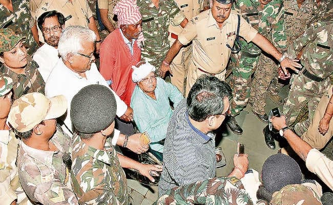 रांची : रिम्स में लालू प्रसाद के वार्ड तक पहुंचने के लिए पांच बैरिकेडिंग