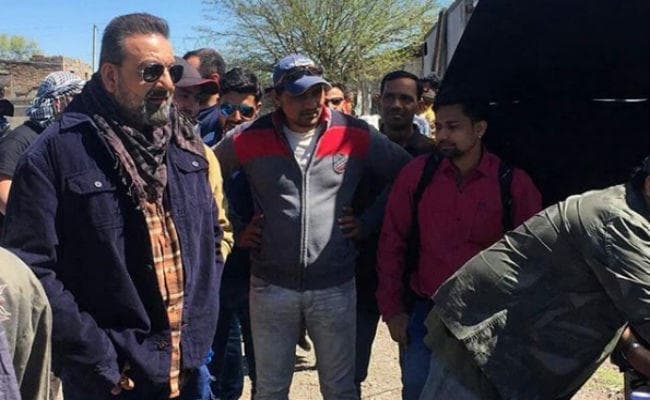 ''टोरबाज'' के लिए किर्गिस्‍तान पहुंचे संजय दत्‍त, ब्‍लैक जैकेट और स्‍कार्फ में दिखा ऐसा लुक