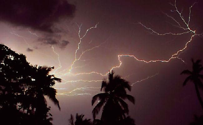 Bihar Weather Today: बिहार के कई जिलों में बारिश और ठनके का अलर्ट, जानें अगले 24 घंटे का वेदर रिपोर्ट