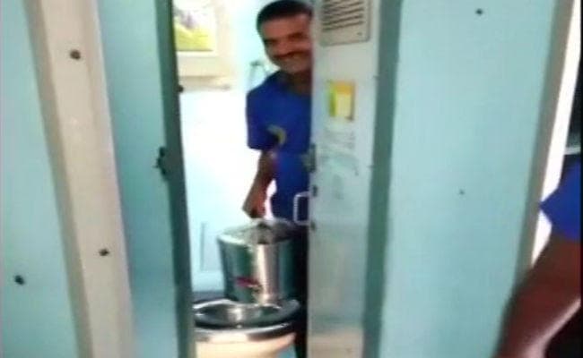 VIDEO: चाय/कॉफी में टॉयलेट के पानी का इस्तेमाल करने पर रेलवे ठेकेदार पर हुई कार्रवाई