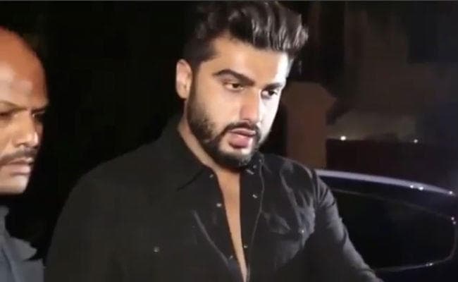 सोनम कपूर के घर के बाहर जब गिर पड़ा फोटोग्राफर, अर्जुन कपूर पूछते रह गये ये सवाल