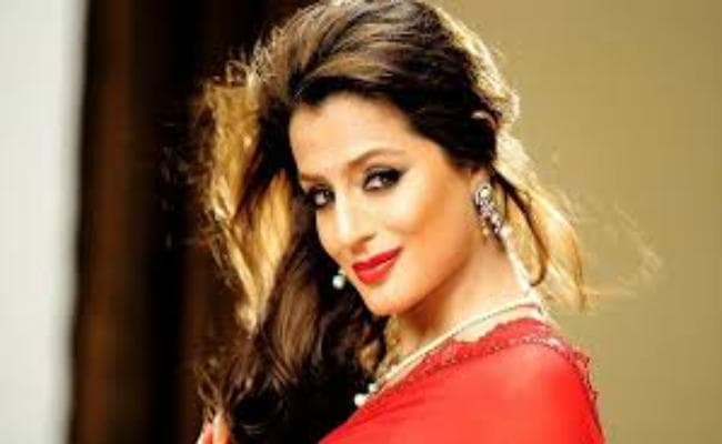 स्वदेशी नेक्स्ट मॉल का उदघाटन करने पहुंचीं अभिनेत्री अमिषा पटेल