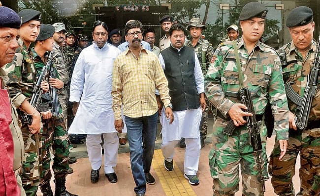 रांची : रिम्स में लालू से मिलने पहुंचे हेमंत, आलमगीर और बंधु तिर्की, लालू ने कहा, छोटा-बड़ा छोड़ मजबूत एकता बनाइये