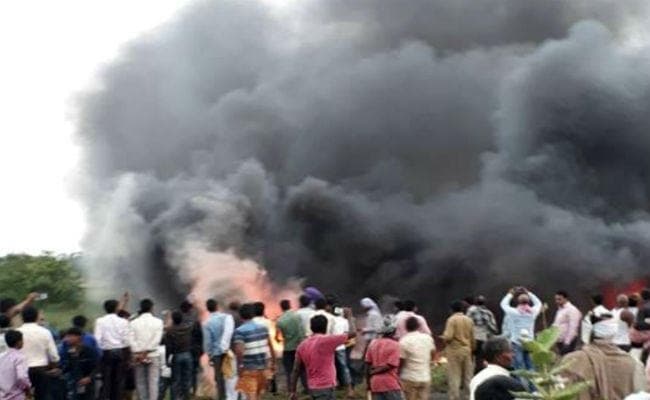 दिल्ली जा रही बस कोटवा में पलटी, धू-धू कर जली