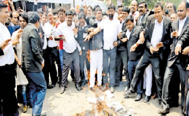 अधिवक्ताओं के आंदोलन ने पकड़ा तूल आज हाइकोर्ट में भी होगा कार्य बहिष्कार