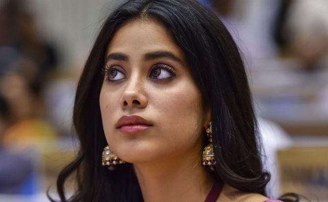 श्रीदेवी की साड़ी पहनकर नेशनल अवार्ड सेरेमनी में पहुंची जाह्नवी कपूर, भावुक दिखीं