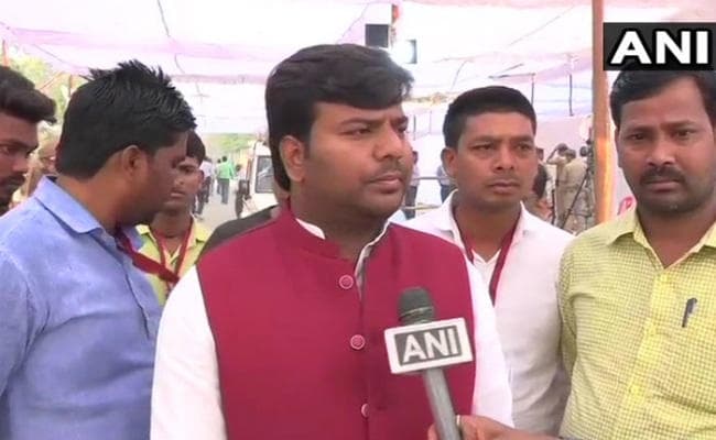 अब गोरखपुर के सपा सांसद प्रवीण निषाद ने गांधी व नेहरू से की जिन्ना की तुलना