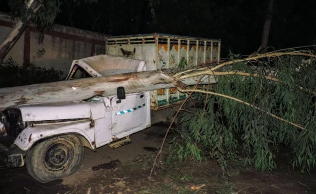 मौसम विभाग के कामकाज पर उठे सवाल, तूफान को लेकर यूपी-राजस्थान के लिए जारी की नयी चेतावनी