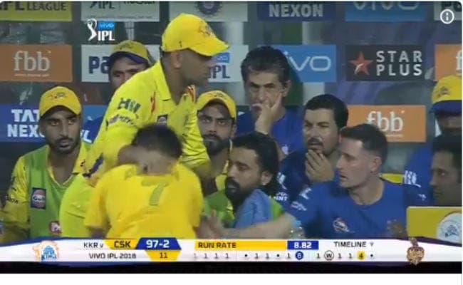 VIDEO : जब धौनी के पैर छूने के लिए फैन सुरक्षा घेरा तोड़कर उनतक पहुंचा