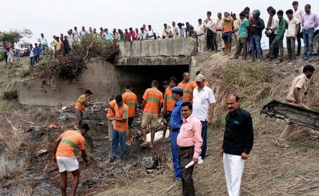 बस हादसा : एफएसएल की टीम ने की घटनास्थल की जांच, कई लोगों के मिले पहचानपत्र, देखें तस्वीरें